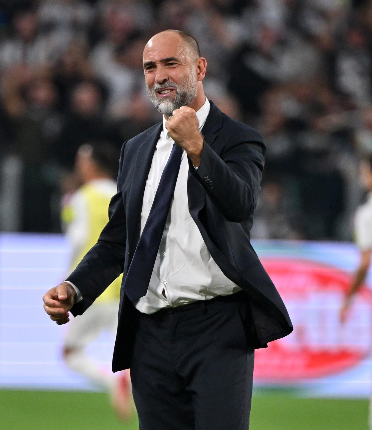 足球守门员马丁内斯精彩扑救 足球守门员马丁内斯精彩扑救