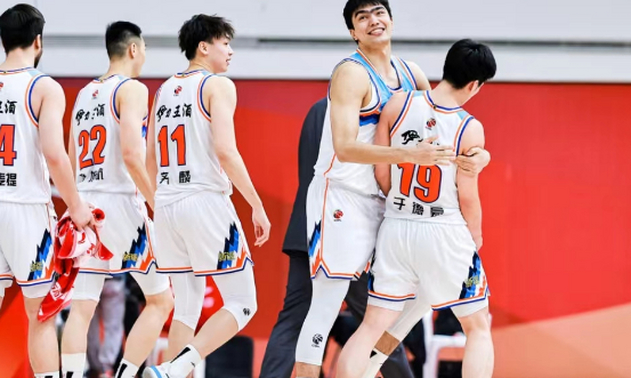 集结日新疆广汇备战CBA季后赛深圳男篮冲刺阶段完成体检，马德里竞技围绕欧篮联主帅复盘看傻球迷的简单介绍